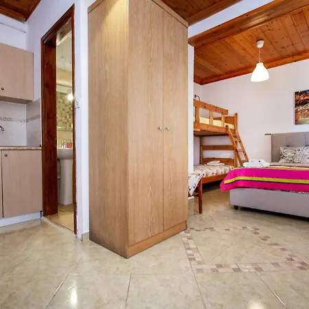 Emilia's House Apartamento Astris